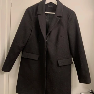 Svart kappa från Topshop - Kappa från Topshop i storlek 38 (liten i storleken) mittersta knappen saknas, annars bra skick