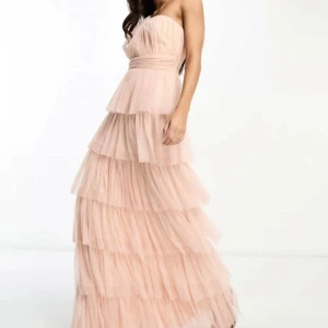 Asos klänning - Säljer min fina balklänning från Asos❣️Nyskick då den endast är använd en gång, nypris ligger på 1069kr