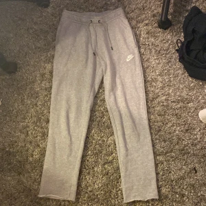 Grå mjukisbyxor från Nike - Säljer ett par grå mjukisbyxor från Nike i storlek XS.