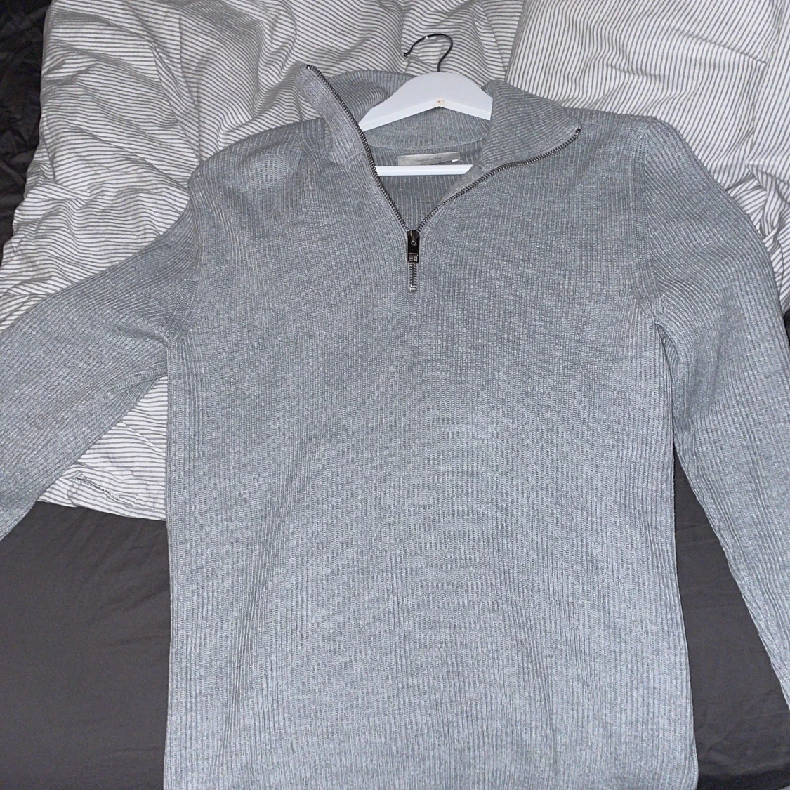 Grå ribbad tröja från Jack & Jones