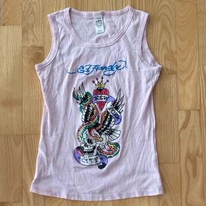Ed hardy linne - Defekterna synns bild 2, storlek L men funkar även på mindre storlekar beroende på hur man vill att den ska sitta !! Saknas rhinestones på vissa ställen. Tveka inte att höra av dig med frågor !!