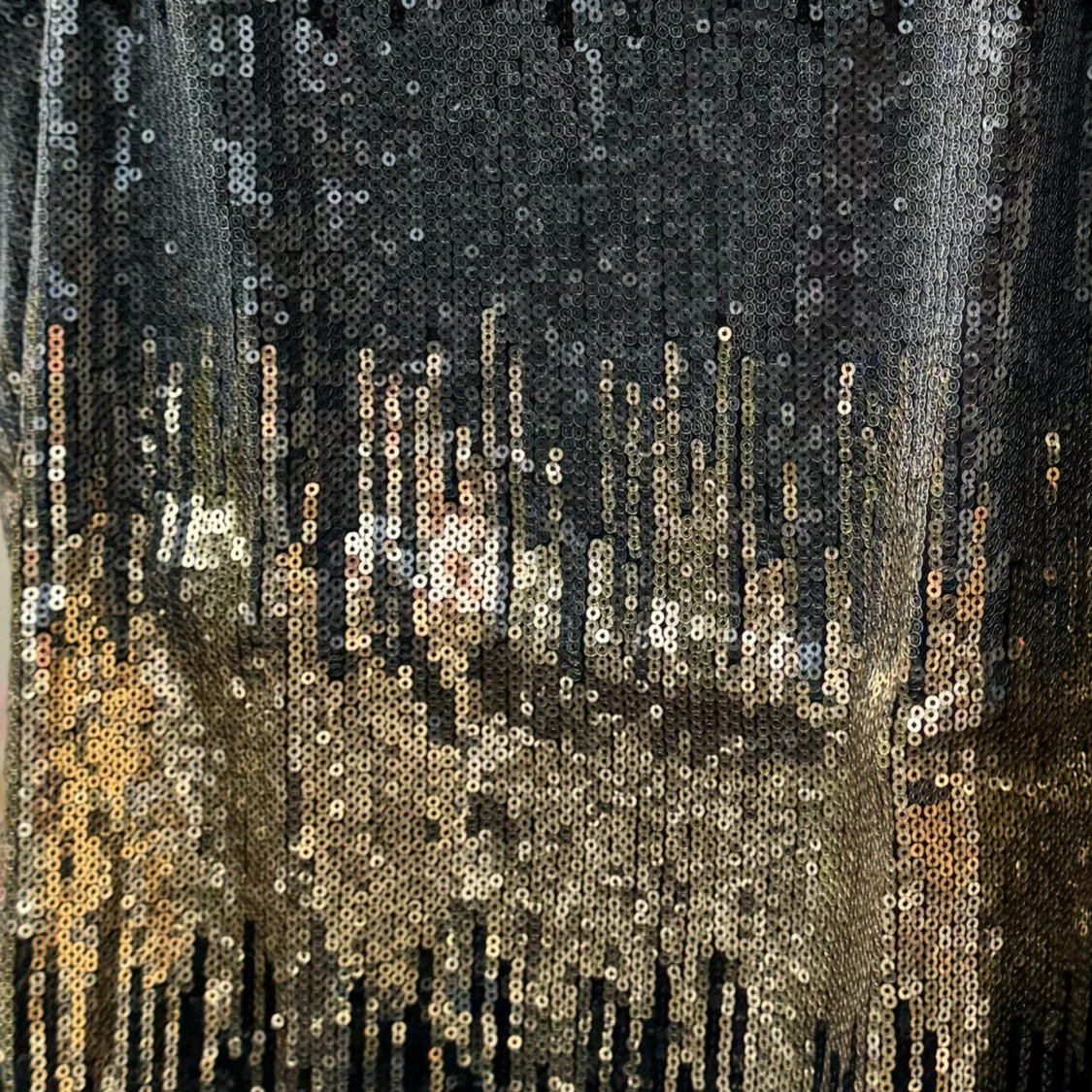 Svart och guld paljettlinne.  - 91