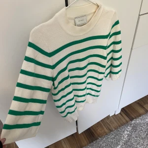 Stickad tröja💚 - Jätte fin stickad trekvartströja från neo noir💕säljer då jag inte använder den längre 😁perfekt nu till hösten 