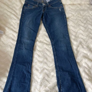 Levis Low Waist Jeans - Säljer dessa sjukt snygga low waist bootcut jeans i mörkblå. Jeansen har inga defekter alls och är i super bra skick. Säljer för de inte passar mig. Hör av dig vid intresse!🤍