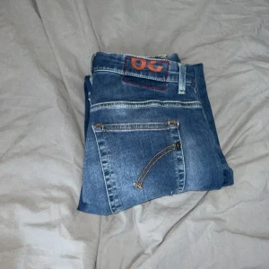 Dondup - Tjena,säljer nu dessa dondup ritchie jeanz med slitningar,först till kvarn!