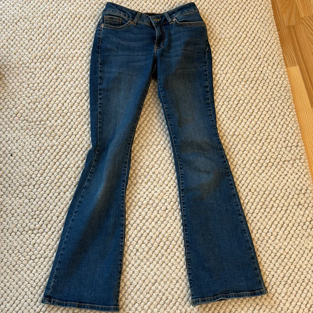 Blå bootcut jeans från veromoda! Knappt använda och i fint skick. Skriv för mått eller fler bilder❣️. Jeans & Byxor.