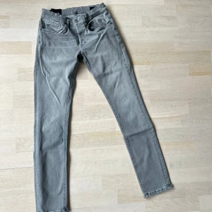 Dondup jeans - Säljer dessa as fräcka dondup jeans i nyskick! Storlek: 31! Modellen heter George & jeansen är köpta på United Fashion! Nypris: 3500kr