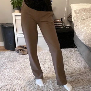 kostymbyxor  - bruna lågmidjade kostymbyxor. perfekt färg till hösten. jättebra längd (jag e 175) så passar de flesta längder 
