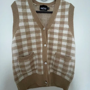 Stickad väst med jätte fina statement detaljer  - Stickad väst med jätte fina detaljer bla fickor, statement knappar. Aldrig använt ny utan prislapp. Jätte fin nu till hösten/vintern☺️