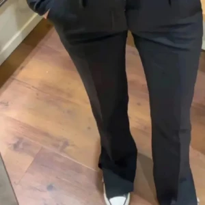 Lågmidjade kostymbyxor  - Säljer dessa trendiga kostymbyxor från bikbok, köpta för 500 kr och knappt använda ❤️❤️