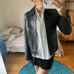 Coolaste läderjackan från H&M! Rak modell som är snygg både stångd och öppen! Den är sååå snygg men får tyvärr inte användning av den😭💖 Skriv för fler bilder eller info!💕