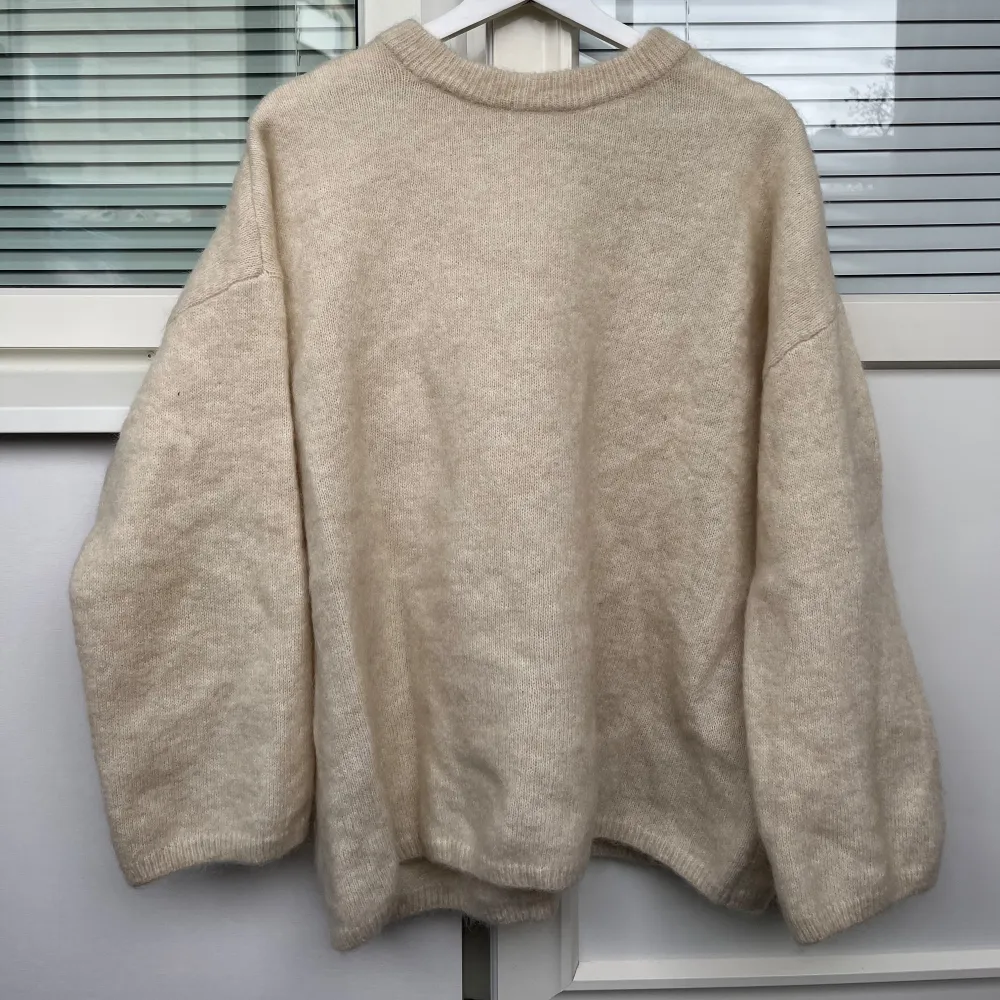 Säljer denna superpopulära mohair tröjan ifrån H&M!💓 Den är endast använd en gång, supervarm och mysig! Oversized, passar nog upp till en M😇💓. Tröjor & Koftor.