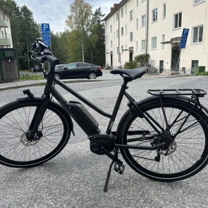 Elcykel Batavus zonar ego dam 53 - Batavus Zonar E-go är dynamisk, sportig och passar perfekt i stadsmiljö. Cykeln är ett bra val om du vill kunna använda den till din konditionsträning. Den accelererar snabbt vid behov och har en stark Bosch Performance 65NM motor. Kvitto medföljer.