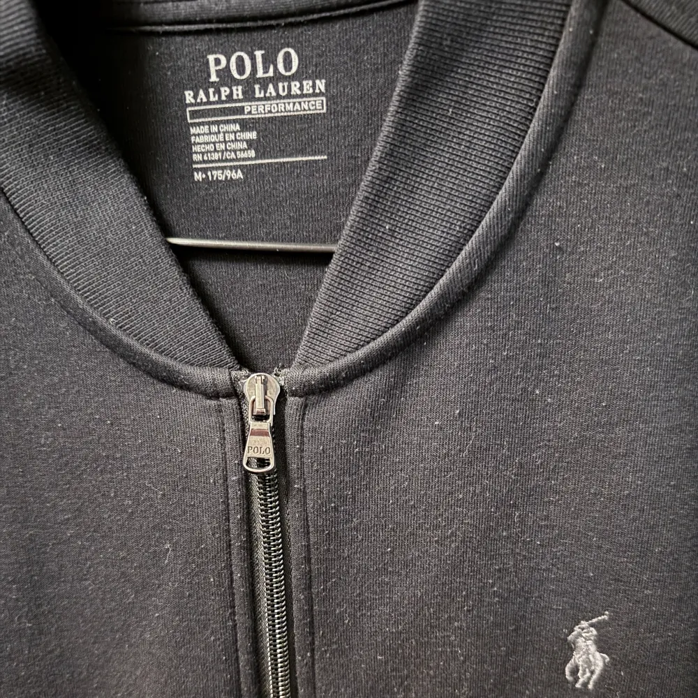 Säljer nu denna jättefina svarta ralph lauren zip up. Funkar perfekt som vårjacka/höstjacka. Den är fint skick trots en del användning och den är i strl M. Bara att skriva ety DM vid intresse!. Jackor.