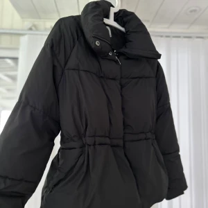 Puffer jacket  - En svart snygg puffer jacka som sitter hur bra som helst! Går alltid att diskutera priset🥰