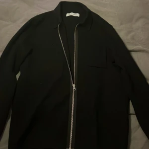 Overshirt samsoe samsoe - Tja ,säljer en tvär fet overshirt då jag ej vill ha den Storlek L men passar M Pris 539kr!!!