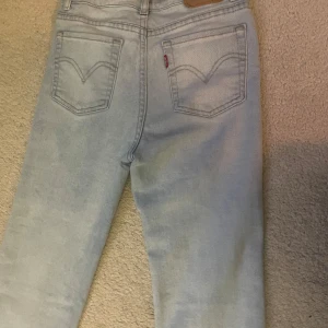Ljusblå Levis jeans bootcut - Jättefina jeans från Levis, säljer pga de är för små , ingen synlig slitage. Nypris 800kr.💓