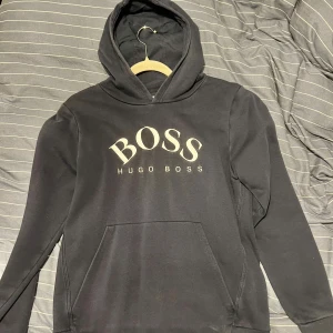 Mörk blå Hugo boss tröja - Mycket bra skick. Ordinarie pris 1300 kronor. Storlek: S