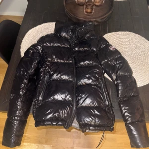 Colmar jacka - Hjälper till att sälja denna colmar jacka, knappt använd så inget fel på den, ny pris är 5499 Storlek 38 men lite mindre i storlek så motsvarar en S