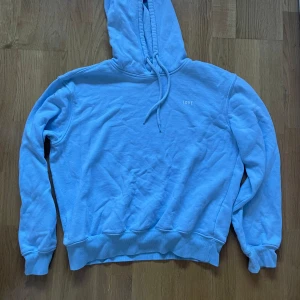 Hoodie - En ljusblå myshoodie som är oversizet vet inte märket💗