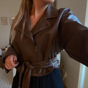 Bikerjacka Bianca x Nelly - Oanvänd bikerjacka från Bianca X Nelly.  Strl 32 men väldigt oversized. Passar strl 32 - 36.