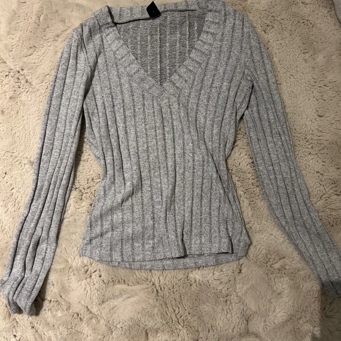  Långärmad grå tröja, ribbad