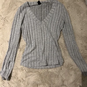  Långärmad grå tröja, ribbad - Ny aldrig använd liten i storleken 🩷