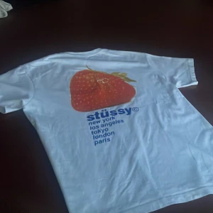 Stussy strawberry tee - Säljer för min kille. Använd få gånger och säljes för ingen användning längre😀  