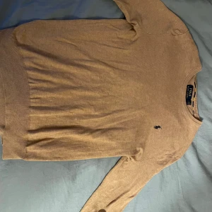 Ralph lauren tröja - En beige Ralph Lauren tröja som är i storlek s slim fit har används ganska mycket men är i bra skick nypris 900 kr