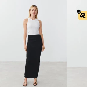 Lång tight kjol - Denna supersnygga tighta långkjolen från ginatricot, är en ruched skirt. Säljer på grund av ångrat köp🌸Aldrig använd, prislappen sitter kvar!😃