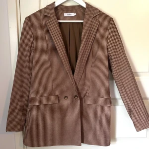 Kavaj - Såå fin kavaj från stylein i storlek S. Köpt för några år sen men bara legat i garderoben. Nypris 900kr men jag säljer för 300kr!!🤩