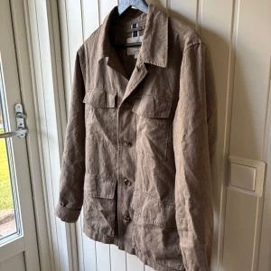 Safari-jacka - Säljer denna sjukt snygga safari-jacka från dressman då jag inte använder den längre, den är i väldigt bra skick då den knappt använts! Pris går att diskutera
