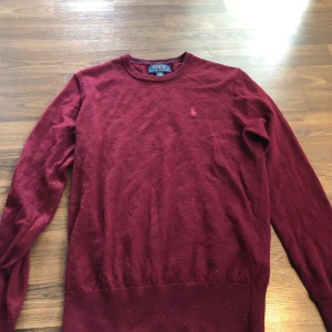 Ralph Lauren Tröja - Säljer min snygga Ralph lauren tröja i ull. Väldigt snygg och bra till höst/vintern när det blir lite kallare. Grabben på bilden är 177 och den sitter perfekt på honom. Sitter som XS och passar även S. Lägsta pris är 250kr. 