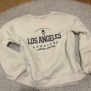 Off-white tjocktröja - Plagget är oversized och med jätte tjock insida, tillräckligt varmt för det kalla vintriga vädret! Använd bara några få gånger och är som ny då det är inga hål eller märken på plagget. 