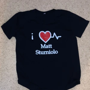 Matt sturniolo tröja 📸❤️ - En simpel tröja med texten ”i love matt sturniolo” ❤️📸