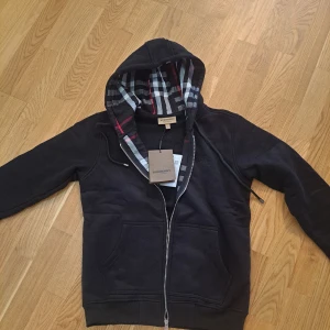 Burberry zip hoodie - Helt ny oanvänt Storlek S Burberry kofta som passar perfekt för den kalla vädret. Priset kan diskuteras vid snabb affär