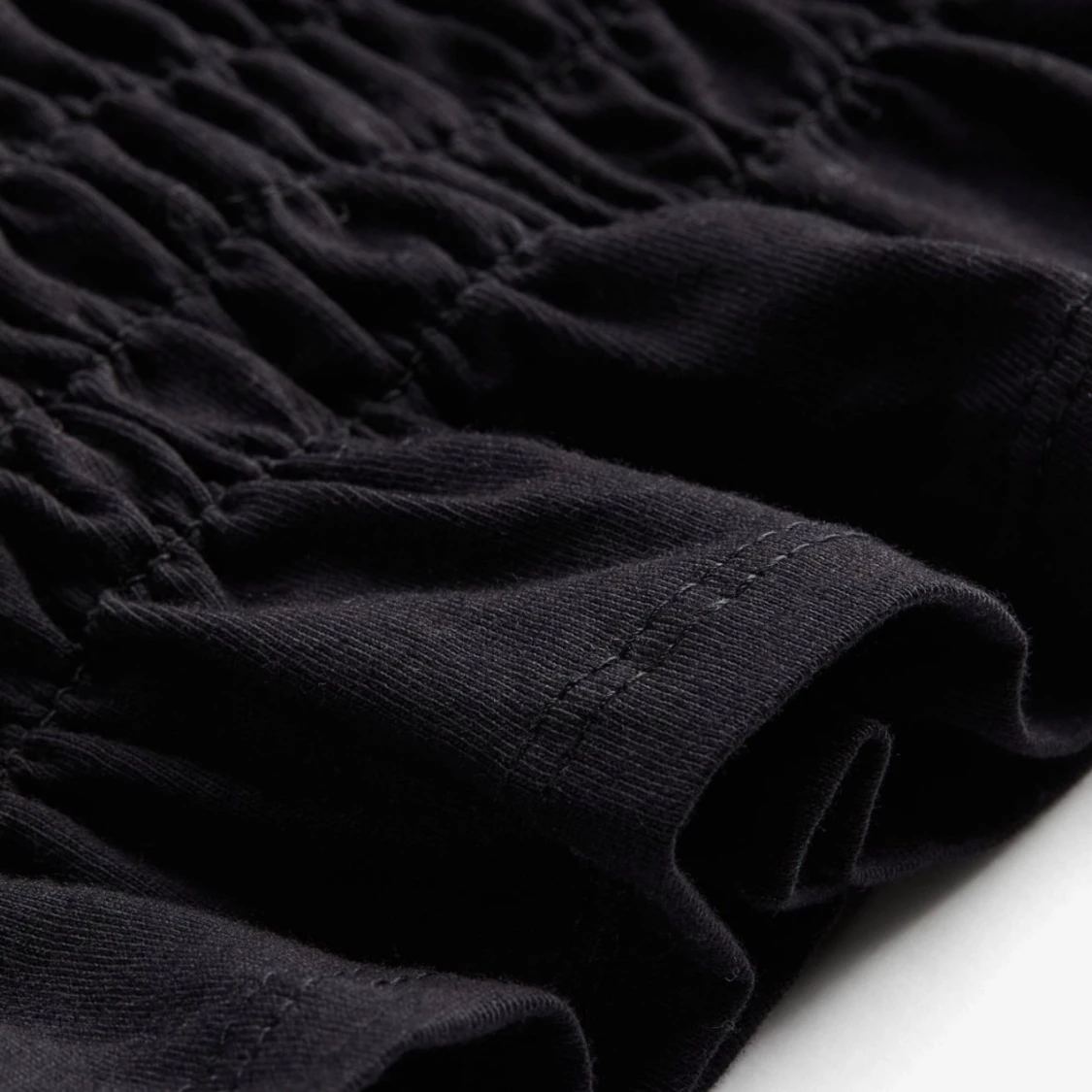 Svart topp med rynkad design - 92