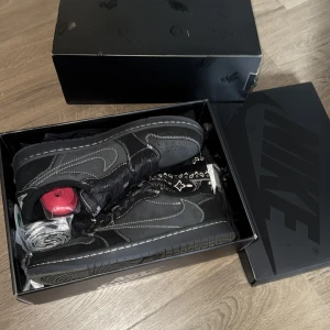 Aj 1 Travis scott phantom stl 43 - Aj1 Travis scott phantoms (®3ps) För ett grymt pris och kvalité som den riktiga paren.   Skick 10/10