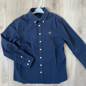 Gant skjorta  - Tjena, säljer nu min tvärsnygga skjorta från gant, stl 146-152. Skick 9/10. Hör av er vid frågor eller funderingar