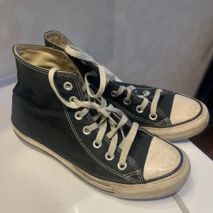 Svarta converse skor  - Svarta converse skor, defekt se sista bilden. 