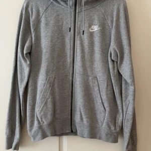 Nike tjocktröja med luva - Använd men i fint skick