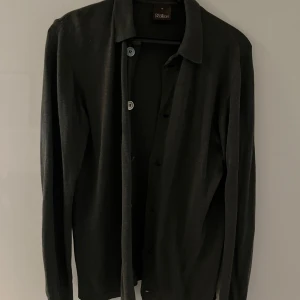 Oscar Jacobson tröja  - Säljer denna Oscar Jacobson tröja som är som en skjorta/overshirt. Den är i mycket bra skick och är i storlek M