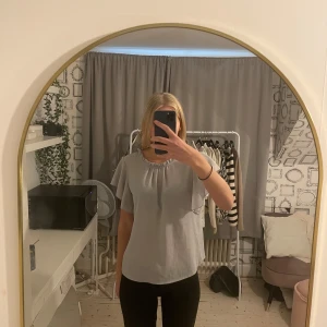 Grå/blå blus - Super fin blus ifrån Boohoo. Blå/grå i färgen. Använd fåtal gånger.