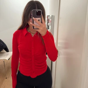 Röd topp från NAKD  - Röd topp från NAKD, aldrig använd. Formar kroppen så fint! Strl S