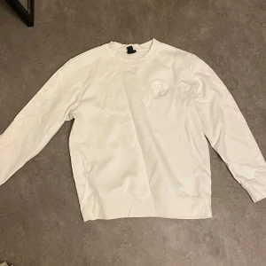 vit h&m sweater - supermysig cool sweater med djurdetaljer på ärmarna!