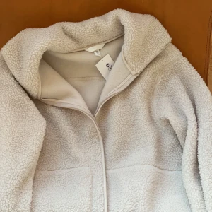 H&m teddyjacka - Säljer denna trendiga och helt slutsålda teddyjackan med prislapp kvar! Storlek m, men den är liten i modellen. Pris går att diskutera, men säljer till den som erbjuder högst pris