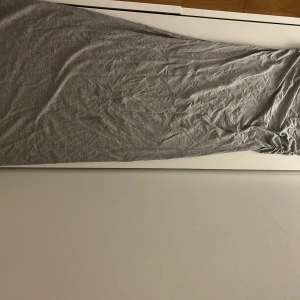 Långkjol - Grå lång tight kjol från Gina tricot