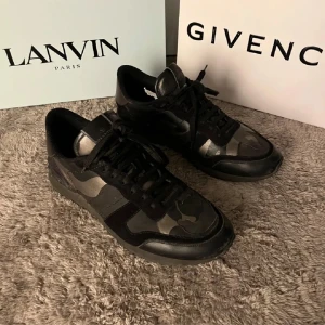 Valentino Rockrunners - Säljer nu dessa extremt feta Valentino rockrunners. Fint skick storlek 43,5.