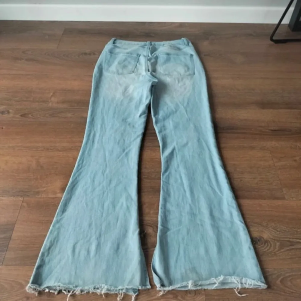 Köpte de här snygga lågmidjade jeans men d är tyvärr för stora. Midjemått: 39cm. Längd: 109cm. Storlek: 28 +/- 2 cm. Skick som på bilderna. Bilderna är från förra säljaren. Jeans & Byxor.