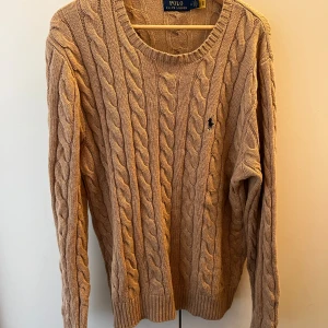 Rahlp Lauren knitted sweater - Säljer nu denna snygga RL knitted sweater. Knappt använd då jag kände att den inte passade mig. Storlek M men stor i storlek och jag skulle säga att den passar L. (187 cm, 73 kg) Nypris på dessa: 1300-2300. Perfekt till hösten. Hör av er vid frågor!